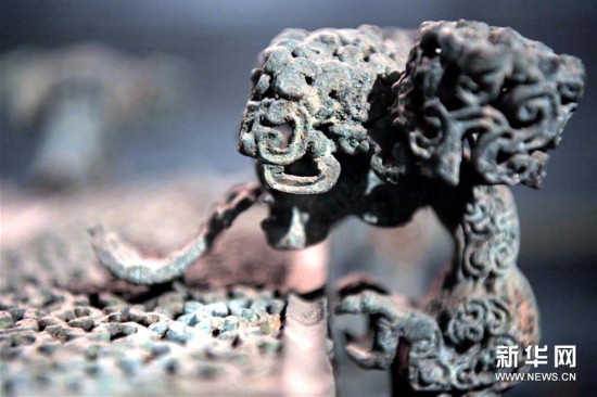 在河南博物院的展廳里，國寶云紋銅禁總是能吸引觀眾駐足觀賞